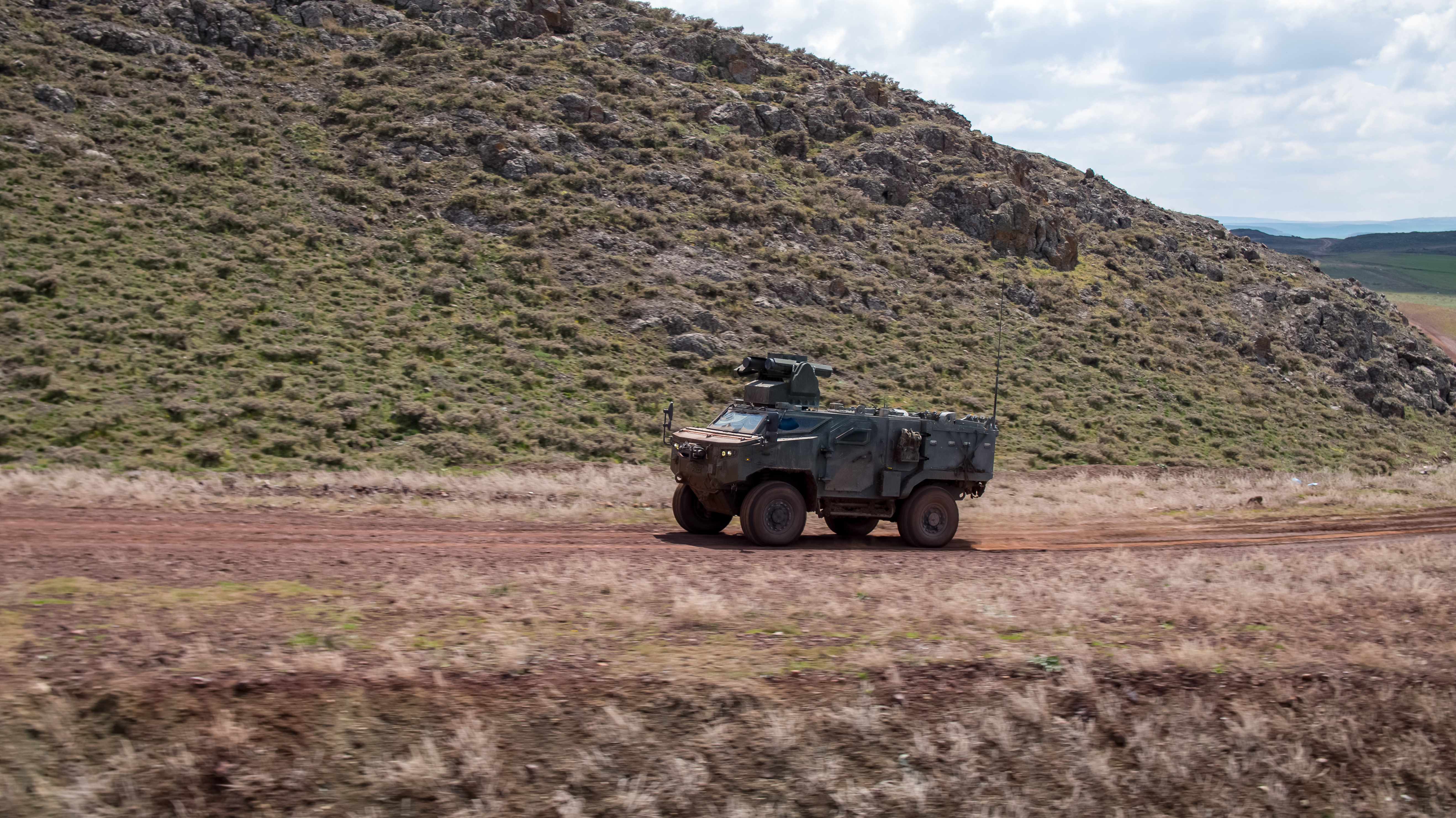 Véhicule militaire en terrain ouvert